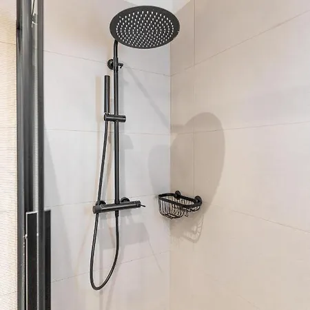 Elegant In Center, 5min To History Sites Apartment